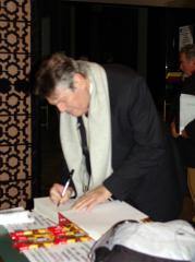 Rino Tommasi firma il libro delle presenze della cerimonia